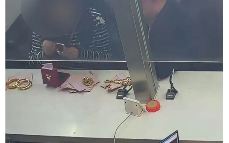 朋友委托贖回“黃金”，一燒全是假的